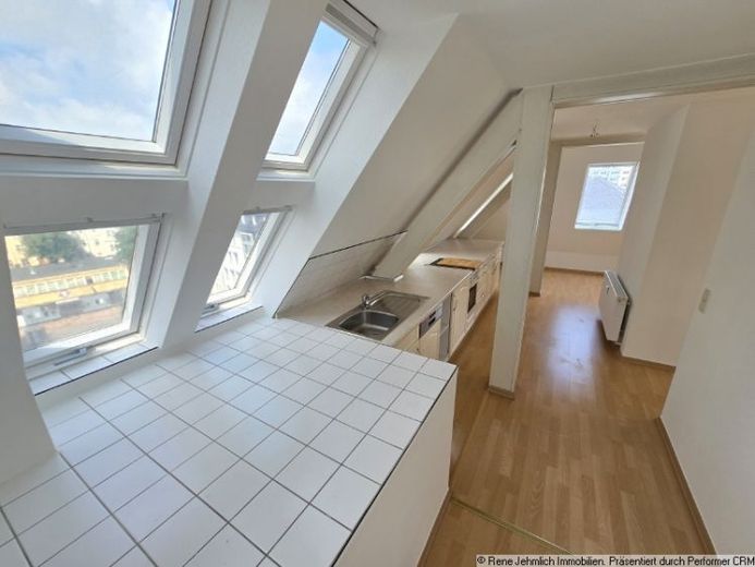 Helle 2-Raum-Dachgeschosswohnung mit Balkon im Zentrum von Chemnitz – Foto 1