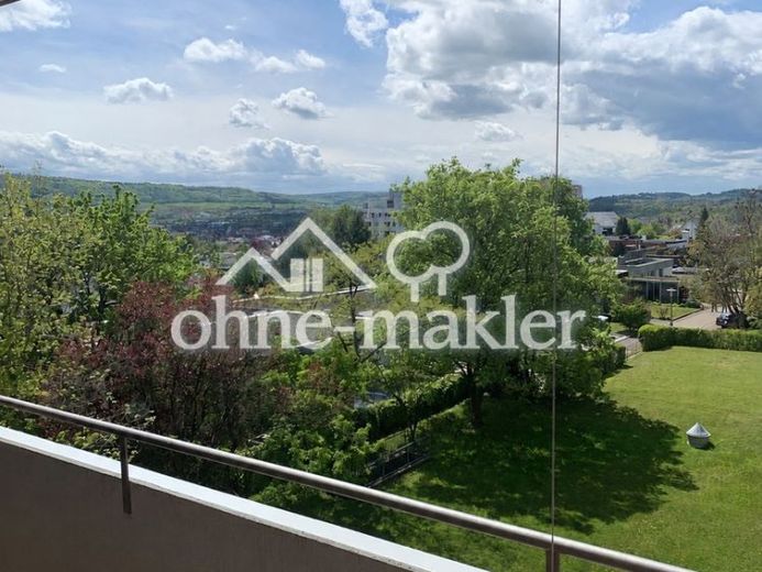 Wohnen mit Weitblick über Aalen | Modernisierte 3,5-Zimmer-Wohnung mit großem Westbalkon und Aufzug – Photo 1