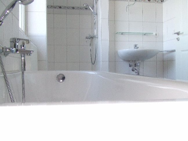 Bad: Wanne und Dusche (oben)