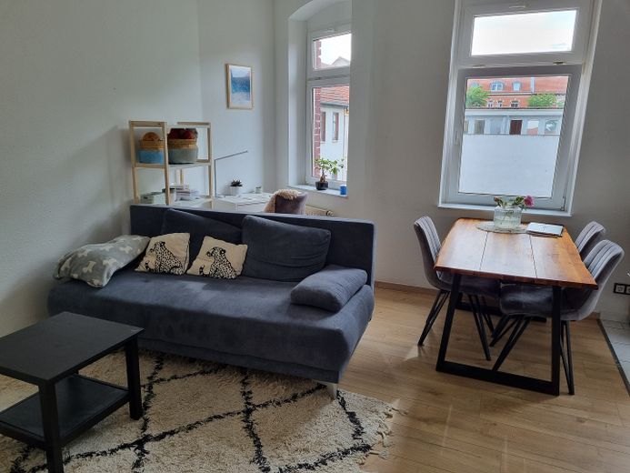 Charmante und großzügige und zentrumsnahe Wohnung inklusive Küche mit Balkonoption WG geeignet – Wohnzimmer