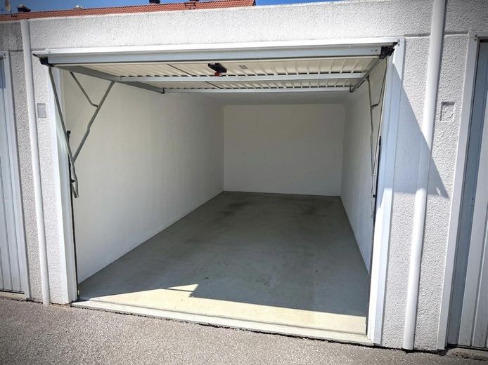 Środkowy segment domu szeregowego w Landshut – Garage