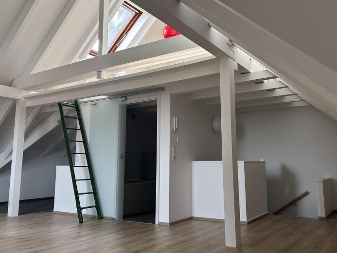 Moderne Maisonette „Am Weinfass“: Komplett renoviert mit flexiblem Wohnkonzept – Aufgang zum Dachgeschoss