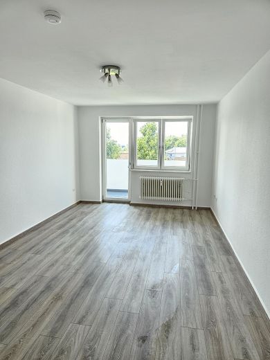Der erste Schlüssel, der wirklich Dir gehört: Sanierte Wohnung mit Balkon – Wonhzimmer