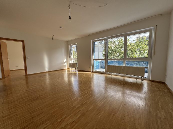 Jasne mieszkanie własnościowe z 3,5 pokojami w Heitersheim! – Wohnzimmer