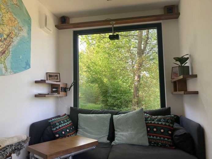 Kiralık arsa üzerinde kullanıma hazır, yüksek kaliteli konteyner Tiny House (ana ikametgâh olarak kullanılabilir) – Wohnbereich im Sommer