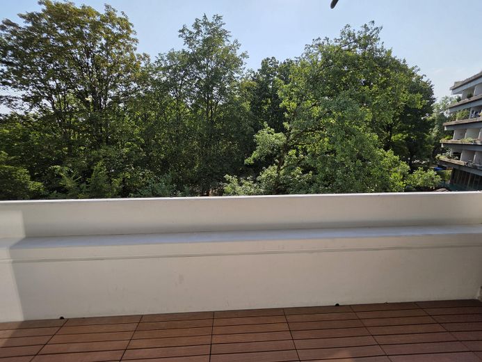 Schöner Wohnen, provisionsfreie/möblierte 1,5 Z-Whg.,2.OG, Lift, TG, 10 Min. U3, 5 % Rendite möglich – Balkon Blick ins Grüne