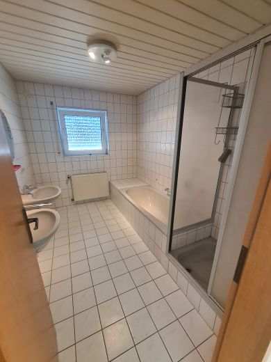 Helle 4-Zimmer-Wohnung mit Balkon & Einbauküche in Stutensee – Badezimmer