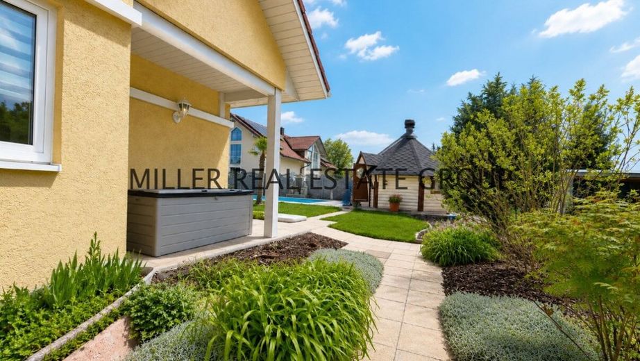 Privates Wohnresort in Altmannstein-Pondorf: Exklusives Einfamilienhaus mit Pool, Sauna, Grillkota, PV-Anlage, Speicher &amp; großer Südwest-Terrasse! – Außenansicht