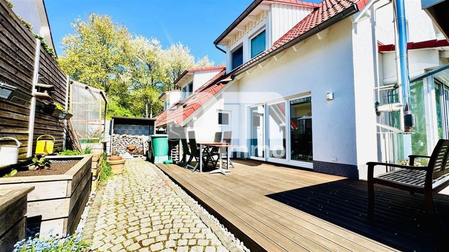 Modernes Familienglück nahe KfW 55-Standard mit Terrasse, Carport und Parkplatz – Terrasse / Gartenhaus / Separater Zugang
