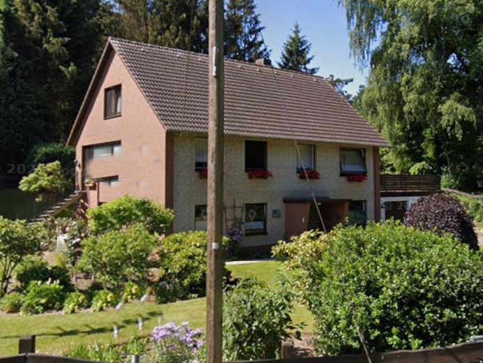 Casa bifamiliare con ampio terreno di proprietà nella zona periferica di Nienburg – Foto 1