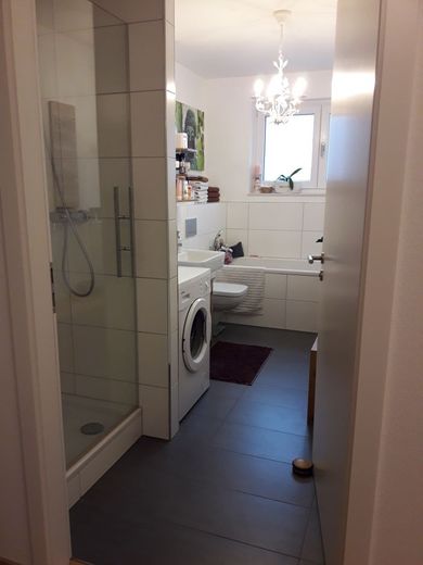 2,5 Zimmer Garten Wohnung im wiesbadener Künstlerviertel<br> – Bad mit Dusche und Wanne