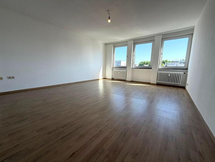 Move in directly or rent out * in LU center – Wohnzimmer
