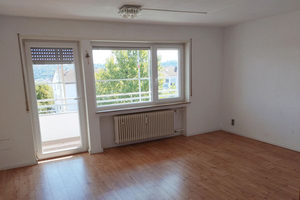 Luminoso appartamento di 3 locali con due balconi e un forte potenziale per il futuro