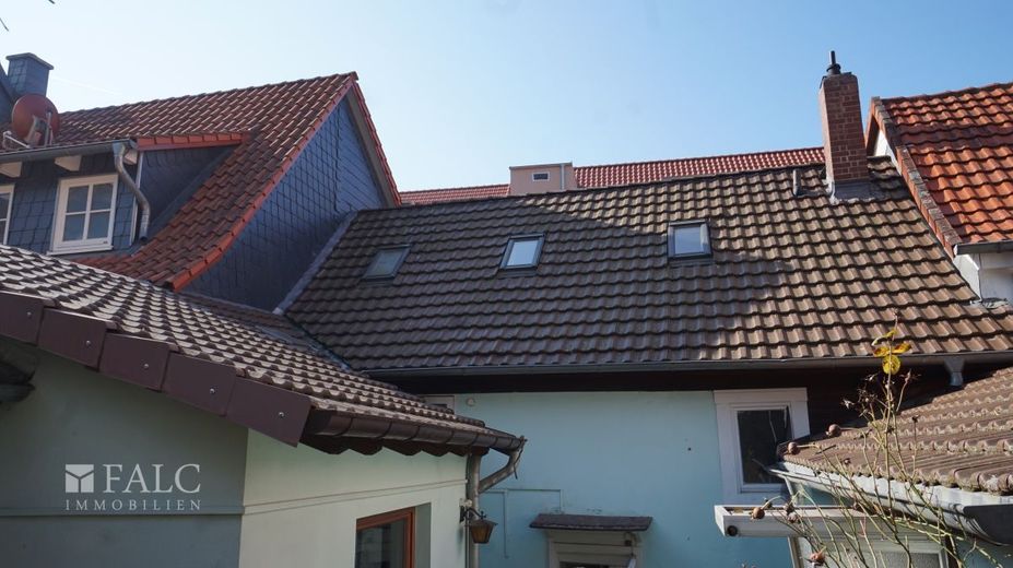 Fachwerkhaus im Zentrum: 8 x Zi - 3 x Kochen - 3 x Du.Ba. - 1 x Innenhof - FALC Immobilien Göttingen – Blick vom Innenhof