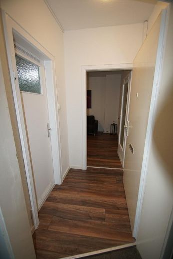 Möblierte und frisch sanierte 1-Zimmer-Wohnung in guter Lage zu vermieten – Flur
