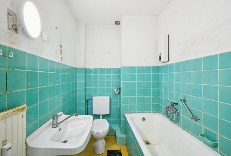 Renovierungsbedürftige 3-Zimmer-Wohnung aus Nachlass zu verkaufen – Badezimmer