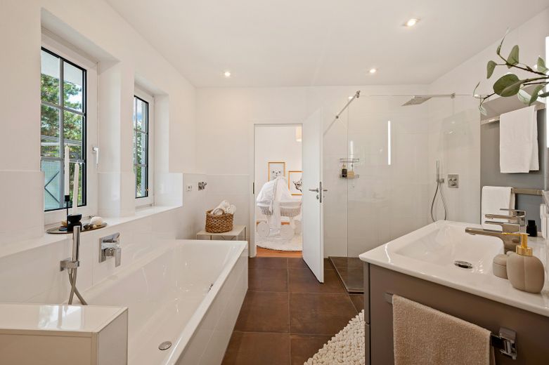 Provisionsfrei & sofort bezugsfertig: 4-Zi-Wohlfühloase mit 86 m² Sonnenterrasse – Badezimmer