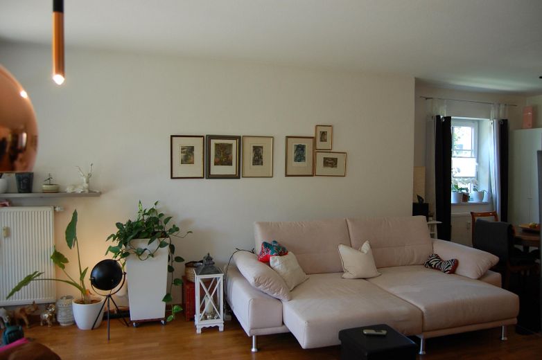 Ihr privates Zuhause in Weilheim – großzügiger Garten, stilvolles Wohnen & viel Privatsphäre – Wohnzimmer