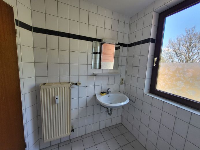 Geismar Kiesseestraße: Schöne 3-Zimmer-Wohnung Kie DG re E6 – Bad