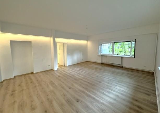 Sanierter Erstbezug- sehr helle 2-Zimmerwohnung, auch als Gewerbe nutzbar – Wohnzimmer