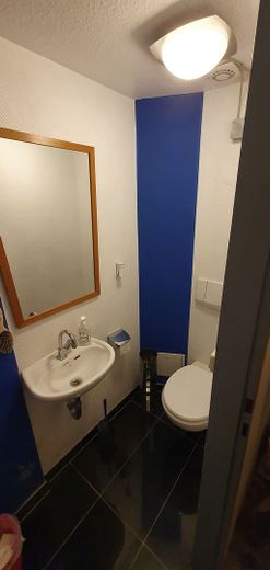 No commission: 65 m² retail space / office / practice near the university – takeover of a cosmetics studio possible! – Toilette