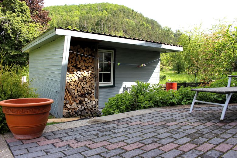 Doppel-Idylle in 37296 Ringgau: 2 Häuser am Bach in perfekter Pendlerlage! – Gartenansicht mit Gartenhaus