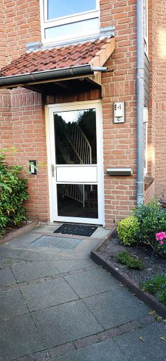 Top modernisierte 2-Zimmer-Wohnung mit Balkon und Tiefgaragen-Stellplatz an der Grenze zu HH – Außenansicht