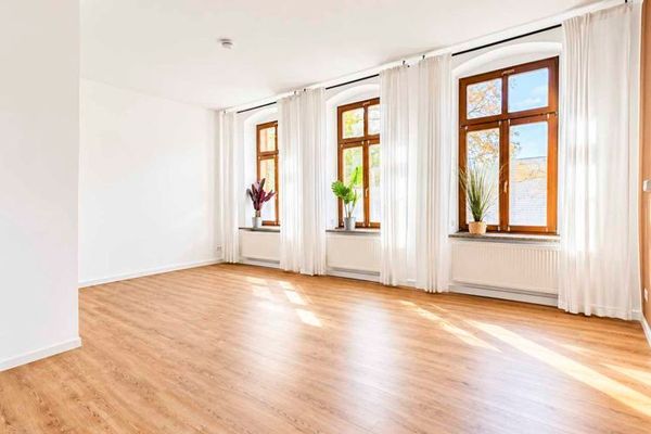 Listed multi-family house with 8 vacant residential units, garden and outbuildings – investment opportunity in Schlosschemnitz