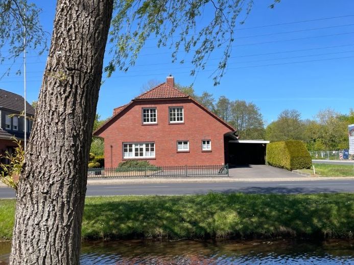Exklusive Kanallage in Papenburg – Großzügiges Familienhaus mit besonderem Potenzial – Foto 1