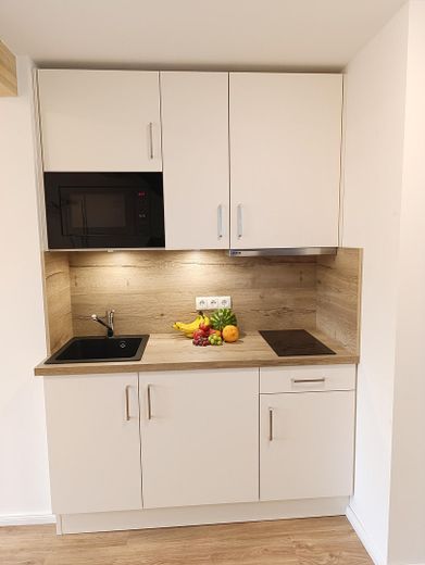 Dachgeschoß-Maisonette-Wohnung 44 qm am Tilsiter Platz in Kiel-Ellerbek – Küchenzeile mit Mikrowelle etc