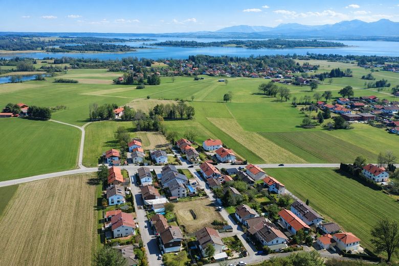 DHH in Prien/Westernach – 500 m zum Strandbad | nachhaltiger Holzbau mit Fa. Regnauer – Echtaufnahme aus der Luft