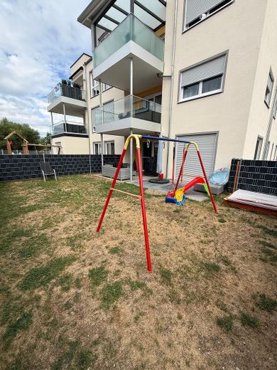 Moderne 3-Zimmer-Gartenwohnung mit hochwertiger Einbauküche – Garten