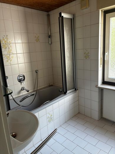 Bezugsfertiges Reihenhaus mit lichtdurchfluteter Glasterrasse – OG Bad Bild 2