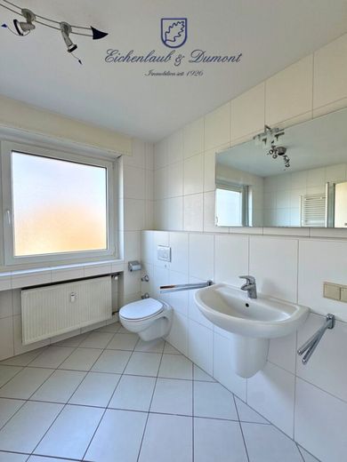 Großzügige 4 ZKB Wohnung mit Balkon &amp; Stellplatz in Dudweiler-Süd – Bad mit Fenster OG