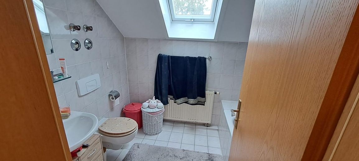 Dachgeschosswohnung BJ 1994 – Bad