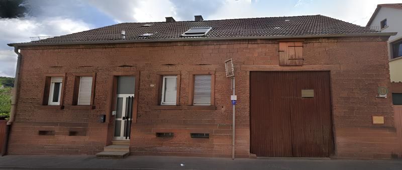Großes Einfamilienhaus auf 1.500 m² Grundstück mit Scheune &amp; attraktivem Entwicklungspotenzial – 0 - Frontansicht Straße