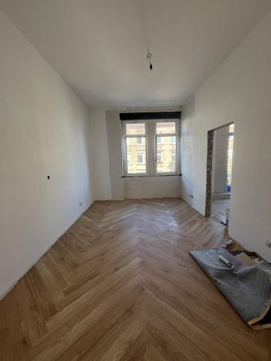 Piso de 3 habitaciones completamente renovado con 2 balcones en pleno Oststadt – Zimmer 2 Blick zur Straße