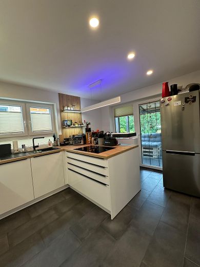 Provisionsfrei - Bezugsfertiges Einfamilienhaus mit großem Garten und Erweiterungspotenzial – Küche mit Zugang Balkon 