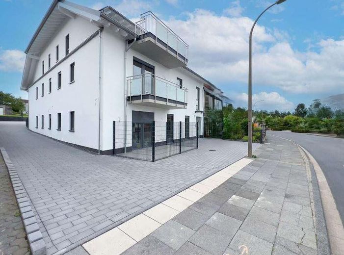 Neubau/Erstbezug, 3Zi, riesige Terrasse, 0,76%KfW Darlehen inkl! Provisionsfrei! – Einfahrt, Hauszugang