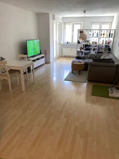 2 Zimmerwohnung in Stadtmitte, mit Loggiabalkon, Aufzug, Einbauküche, neu zu vermieten – Wohnzimmer