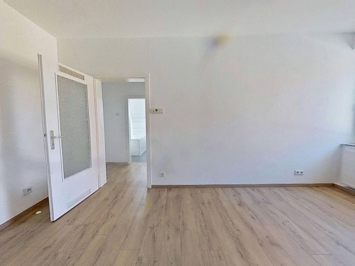 Appartement 3 pièces confortable avec salle de bains avec baignoire à Bielefeld-Mitte – Ansicht II: Wohn- und Esszimm…