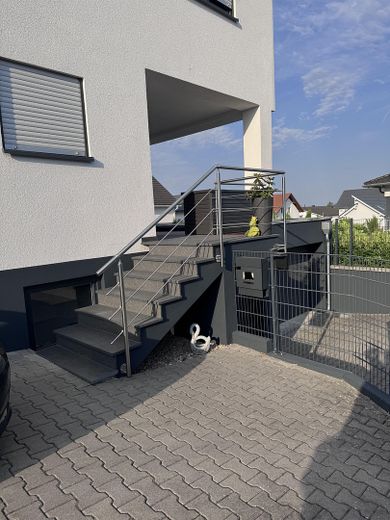 Wohntraum in beliebter Lage von Saulheim (provisionsfrei!) – Treppe zum Eingang 
