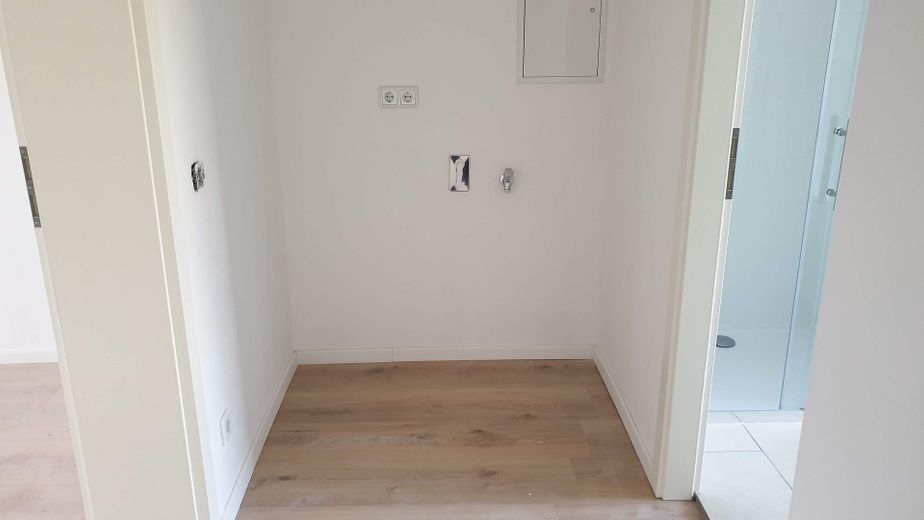 Attraktive, sanierte 75 m² Wohnung (Zweitbezug) mit Tageslichtbad und offener Wohnküche in Köthen – Waschmaschine & Trocknerecke
