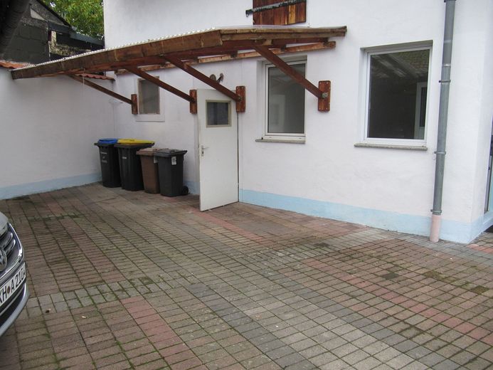 from PRIVATE ** single-family house + outbuilding * garden * garage * courtyard * basement – Foto 15