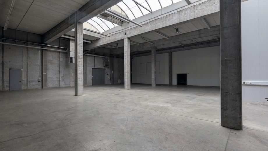 Magazzino, produzione, ufficio/locali sociali 750m² + 206m², area esterna >5000m² (opzione + lavorazione CNC circa 400m²) – Foto 2