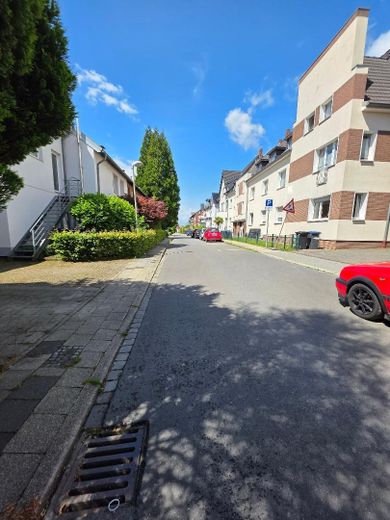 Freistehendes Dornröschen in toller Lage (von privat) – Straße 1