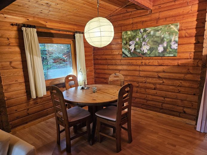 Deux maisons en rondins dans la forêt, location de vacances et habitation dans la réserve de biosphère de l’Elbtalaue – Essplatz rotes Haus
