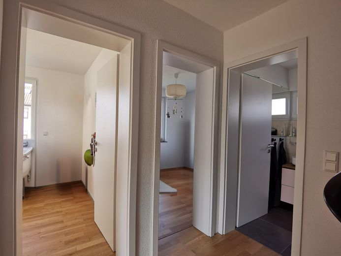 Moderna casa a schiera d’angolo con impianto fotovoltaico, pompa di calore e smart home a Flein – Photo 6