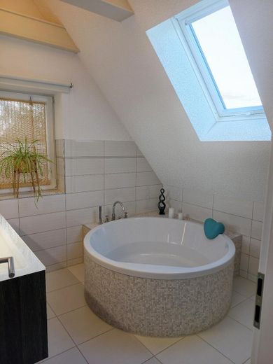 Effizienzhaus A am Kummerower See – Wärmepumpe, PV, Pool, Sauna & nah zum Hafen – Freistehende Badewanne 