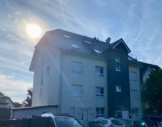 Appartamento di 3 locali senza commissioni a SG-Wald con balcone! – Hausfront mit Abendsonne
